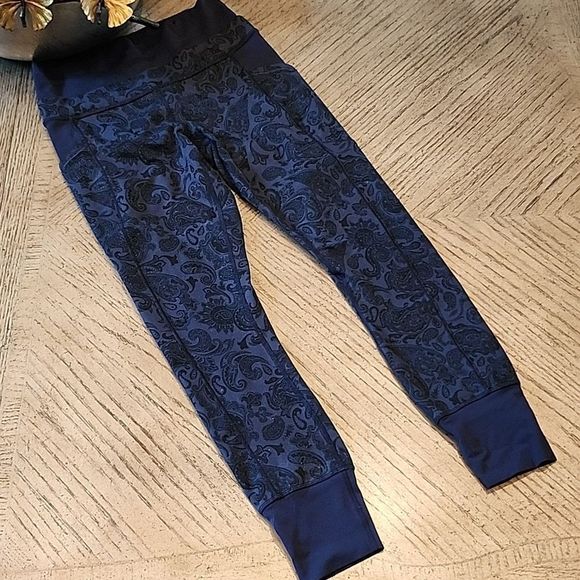 Lululemon size 6 blue Paisley print jogger leggings - Picture 2 of 14